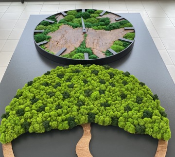 Designové hodiny a strom z mechu jako přírodní dekorace interiéru