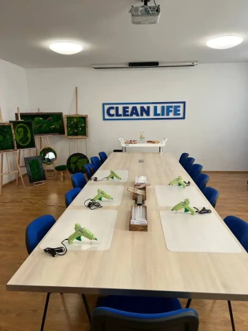 Připravené zázemí pro kurz stabilizovaného mechu s pracovními místy a ukázkami mechových obrazů